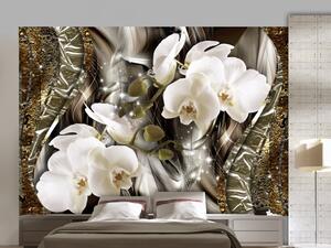Fototapeta Bílé orchideje - květiny na lesklém zlatě-stříbrném vzoru ve vzorech