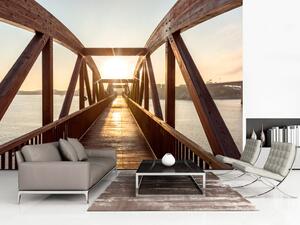 Fototapeta Městská architektura - most z dřeva nad řekou ve slunečních paprscích