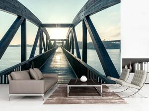 Fototapeta Městská architektura - dřevěný most v slunečních paprscích nad řekou