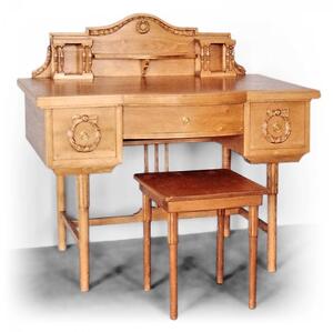 Psací stůl v klasicisním stylu