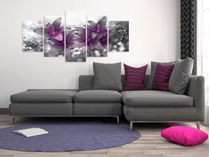 Obraz Fialové lilie (5-dílný) - temná květinová kompozice s blesky