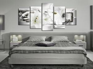 Obraz Diamantový Lesk Lilii (5-dílný) - květiny na stříbrné abstrakci