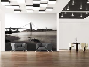 Fototapeta Černo-bílá architektura San Francisca - most Golden Gate na pláži