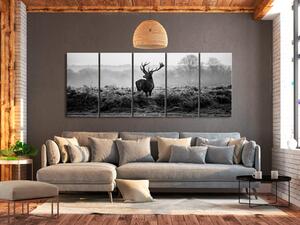 Obraz Prchající jelen - postava zvířete proti poli v odstínech šedé