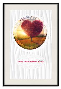 Plakát Užij si každý okamžik - srdcovitý strom a anglický citát na pozadí
