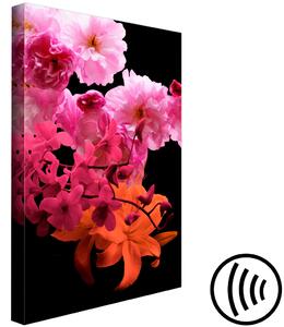 Obraz Květy v růži - barevná kompozice s květy v odstínech růžové, fialové a oranžové na černém pozadí