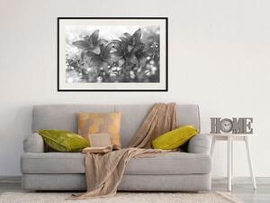 Plakát Stříbrný kytice - černo-bílá kompozice květin na lesklém pozadí