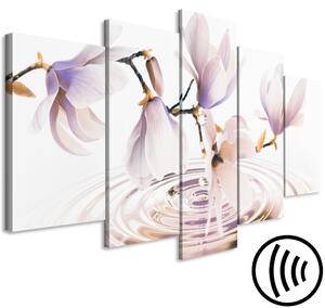 Obraz Zrcadlový panel (5-dílný) - kompozice květů magnólie nad vodou