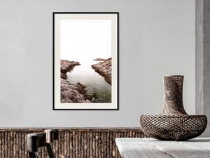 Plakát Skalní Přístav - krajina skalních útesů u vody v mlze