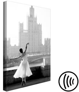 Obraz Tanec podél řeky (1-dílný) svislý - fotografie města s ženou