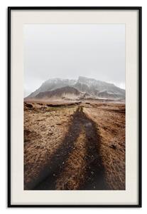 Plakát Cesta do neznáma - krajina polní cesty s velkou horou v mlze