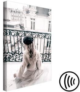 Obraz Květnový sen (1-dílný) svislý - žena na balkoně v Paříži