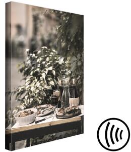 Obraz Jídlo a víno na stole (1-dílný) - zátiší uprostřed listí