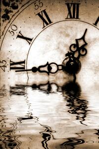 Fototapeta Čas plyne - černobílý hodiny v retro stylu ponořený do hladiny vody