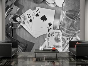 Fototapeta Mužský večer s pokerem - černobílý motiv hry o peníze s whiskey