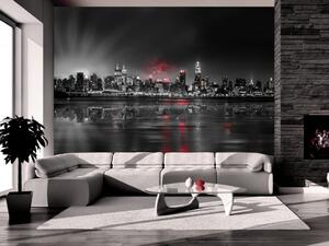 Fototapeta New York - noční architektura s odrazem ve vodě a červeným akcentem