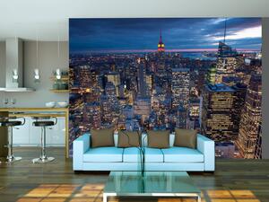 Fototapeta New York - městská panorama s osvětlenými mrakodrapy Manhattanu