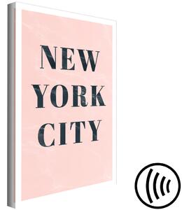 Obraz New York ve stylu glamour (1-dílný) svislý - růžové pozadí a nápis
