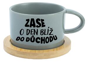 ZASE O DEN BLÍŽ DO DŮCHODU - šedý hrníček makronka 200 ml