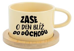 ZASE O DEN BLÍŽ DO DŮCHODU - žlutý hrníček makronka 200 ml