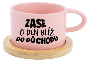 ZASE O DEN BLÍŽ DO DŮCHODU - růžový hrníček makronka 200 ml