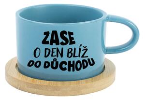 ZASE O DEN BLÍŽ DO DŮCHODU - modrý hrníček makronka 200 ml