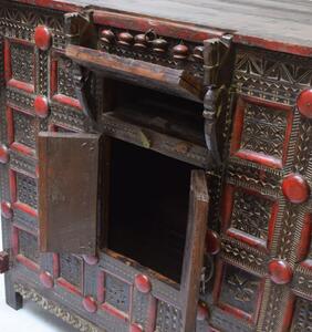 Stará komoda z teakového dřeva, zdobená ručními řezbami, 121x66x111cm