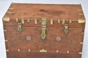 Starožitná truhla z teakového dřeva zdobená mosazným kováním, 67x36x44cm