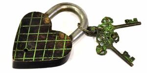 Visací zámek, srdce s lebkou, zelená mosaz, dva klíče ve tvaru dorje, 12cm