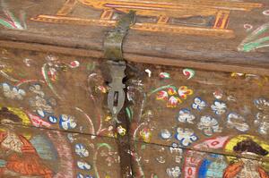 Stará truhla z teakového dřeva, ručně malovaná, zdobená kováním, 118x62x72cm
