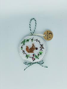 BRIMOON Závěsná dekorace veverka pr. 8 cm