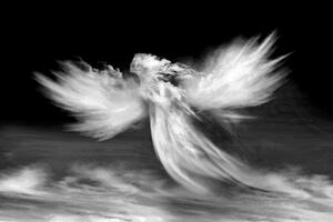Tapeta černobílá podoba anděla v oblacích
