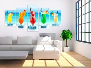 Obraz Pláž a koktejly (5-dílný) - barevné nápoje na pozadí modrého moře