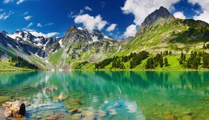 Fototapeta Horské jezero - krajina tyrkysového jezera mezi skalnatými horami