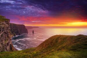 Fototapeta Moherové útesy Irsko - krajina s mořem a útesy při západu slunce