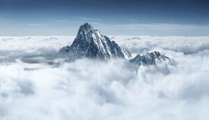 Fototapeta Vrchol hory v oblacích - krajina z vysokých hor pod modrým nebem