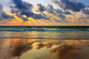 Fototapeta Pobřežní krajina - západ slunce nad mořem s zataženým nebem