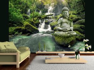 Fototapeta Orient v zeleni - socha Buddy na pozadí vodopádu a exotického lesa