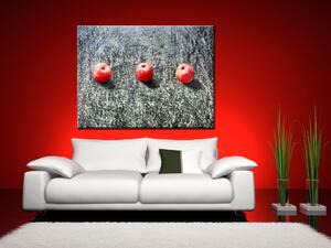 Obraz Tři jablka na stole (1-dílný) - nátura z červeného ovoce