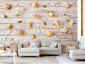 Fototapeta Romantická květinová kompozice - růže a sedmikrásky na dřevěném pozadí