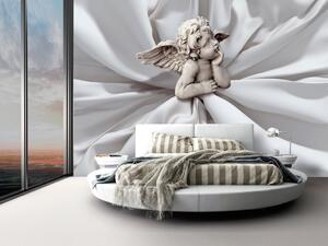 Fototapeta Andělský romantický sen - socha anděla amora uprostřed bílé látky