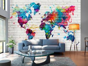 Fototapeta Barevné cestování - mapa světa v motivu akvarelu na bílé cihle