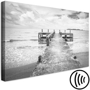 Obraz Šepot moře (1-dílný) - Černobílý výhled na vodu a dřevěný most