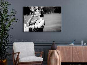 Obraz Šibalský šarm (1-dílný) - Žena s doutníkem na černobílém pozadí