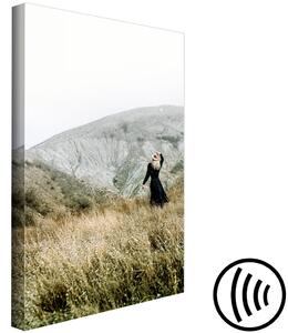 Obraz Ztracený v přírodě (1-dílný) svislý - krajinářský pohled na ženu s horami v pozadí