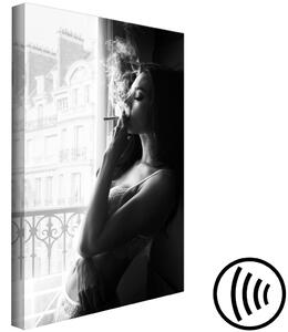 Obraz Lahodný okamžik (1-dílný) svislý - černobílá žena ve dveřích