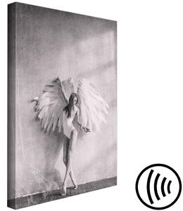 Obraz Okřídlená (1-dílný) svislý - černobílá žena se křídly