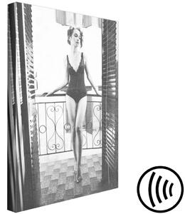 Obraz Žena na balkóně - černobílá fotografie v glamour stylu