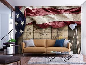 Fototapeta Americké symboly - vlajka USA na dřevěných prknech s nápisy