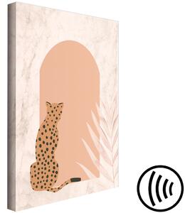 Obraz Sedící gepard (1-dílný) - obrácená divoká kočka a pozadí z mramoru